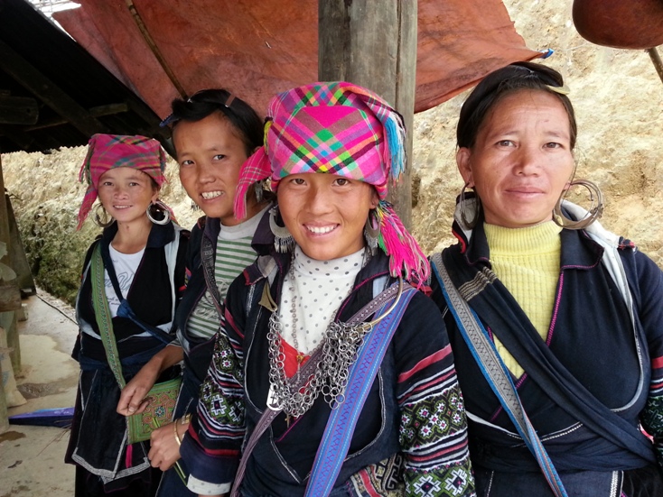 Antara Perempuan Black Hmong dan 8&nbsp;Kilometer